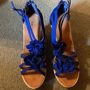Nine West blue open wedges